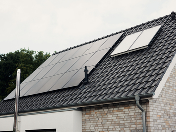 Ein Hausdach mit Photovoltaikmodulen