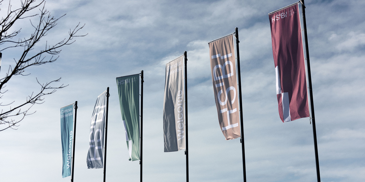 Fünf Flaggen im neuen HSBI-Design.